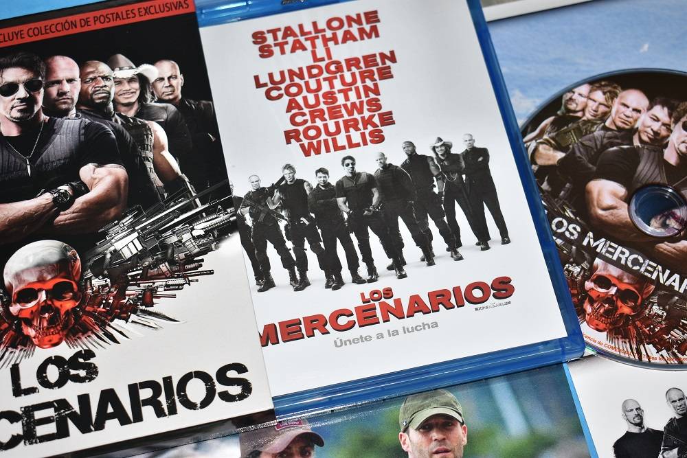 «Los Mercenarios» en Blu-ray: edición especial con postales, músculo y nostalgia a raudales
